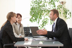 Captar con empatía o meterse en los zapatos del cliente Reunión entre un abogado y sus clientes