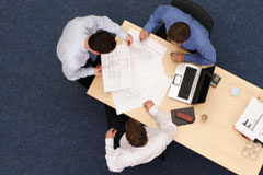 Abogado, enseña a tu cliente Tres personas trabajando sentadas en una mesa