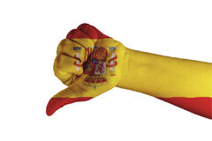 Enseñanzas del fracaso de ‘La Roja’ para abogados Mano con la bandera española indicando hacia abajo