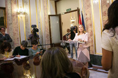 Las Cortes debaten esta semana dos Proposiciones de Ley Orgánica para reducir la campaña electoral y establecer el techo de gasto Ana Pastor en rueda de prensa