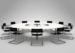 Una mesa redonda con sillas alrededor