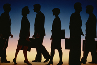 No tiene derecho el personal temporal a la gratificación del sistema de carrera profesional Ejecutiv@s caminando hacia sus trabajos.