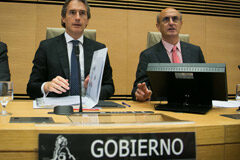 El Congreso aprueba una moción que urge al Gobierno a presentar el nuevo Plan de Renfe antes de finalizar el año ministro de Fomento, Íñigo de la Serna, junto al presidente de la Mesa de la Comisión de Fomento, Celso Delgado.