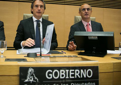 ministro de Fomento, Íñigo de la Serna, junto al presidente de la Mesa de la Comisión de Fomento, Celso Delgado.