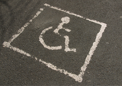 Señal de minúsvalido en el parking Señal de minúsvalido en el parking