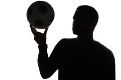 Cesión de explotación de derechos de imagen de futbolista profesional: competencia la jurisdicción laboral Una silueta de una persona sosteniendo un balon
