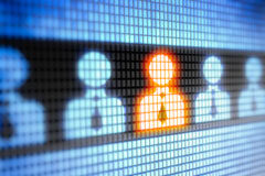 ‘Behavioural advertising’ o el anuncio que te persigue Varias siluetas acules y una naranja enmedio