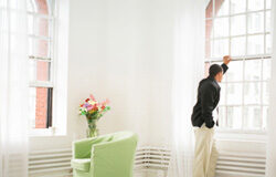 Desahucio del piso ocupado por copropietario y esposa como vivienda familiar Un hombre solo en su casa.