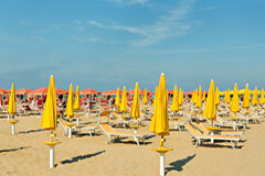 ¿Qué hace el abogado el primer día tras las vacaciones? Consejos para saber dónde estamos Sombrilla amarillas cerradas en una playa