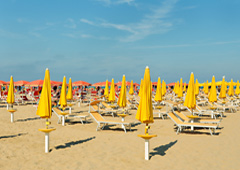 Sombrilla amarillas cerradas en una playa
