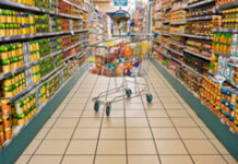 ¿Está prohibida la venta a pérdida? Pasillo de un supermercado con productos