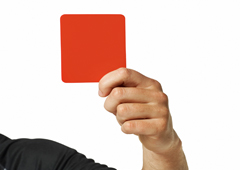Un árbitro mostrando la tarjeta roja