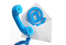 La empresa no envía SMS Sobre blanco con un símbolo arroba dentro y un auricular de teléfoo con un cable