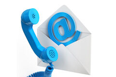 La empresa no envía SMS Sobre blanco con un símbolo arroba dentro y un auricular de teléfoo con un cable