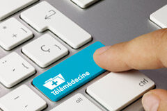 ¿Consultas médicas y cirugía a distancia? La Telemedicina y la Protección de Datos Teclado de ordenador con la palabra Telemedicina