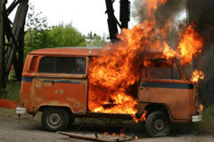 Criterios para la aplicación del tipo atenuado de “menor gravedad del hecho” en delitos de terrorismo Una furgoneta naranja ardiendo