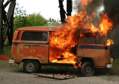 Una furgoneta naranja ardiendo
