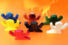 El entusiasmo del abogado Muñecos de distintos colores con los brazos en levantados