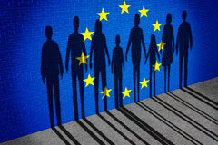 ¿Puede una empresa extranjera iniciar su actividad en España acudiendo únicamente a la contratación temporal a través de una ETT? Siluetas de personas sobre una pared con el símbolo de la UE