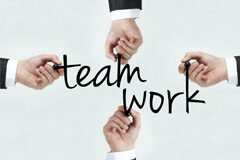 La importancia del proyecto personal en la planificación estratégica del despacho 4 manos escribiendo 'Team work'