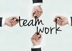 4 manos escribiendo 'Team work'