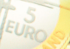 Se ve un trozo de la moneda de euro