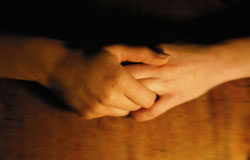 Pareja tradicional y pareja homosexual: iguales en derechos, distintos en amenazas Dos manos entrelazadas sobre un fondo marrón.