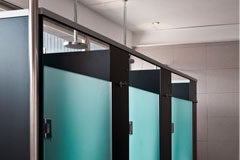 ¿Se considera accidente laboral la caída de una trabajadora mientras se duchaba en su centro de trabajo? Vestuario