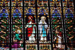 Excluida por no cumplir con el dogma católico Una vidriera con imágenes religiosas.