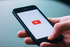 Ley COPPA y su aplicación sobre el “Youtuber” o “Streamer” Imagen de youtube en un movil