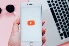 Streamers y normativa audiovisual: ¿más cerca de lo que parece? Teléfono con el play