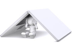 La Segunda Oportunidad, ahora de verdad Muñeco escondido debajo de portátil