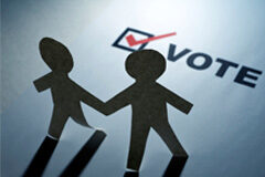 Votación y adopción de acuerdos en la junta de propietarios: mayorías Dos muñecos de papel y una casilla de voto marcada