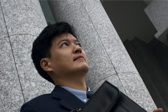 Negociaciones en China y posición de los abogados Un abogado chino con un maletín