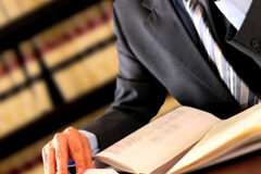 Valor de la exposición de motivos y rango normativo Abogado con libro