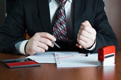 Abogado especialista vs abogado generalista Un abogado en su despacho