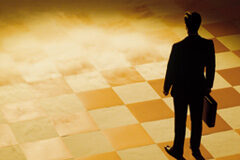 La declinatoria en el proceso civil español Persona con maletín