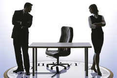 Abogados especialistas en herencias versus abogados generalistas: la diferencia entre ambos profesionales Dos personas sobre una maqueta de reloj mirándose