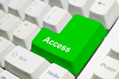 El progenitor sin custodia también tiene derecho a conocer los datos de educación de su hijo menor Un teclado de ordenador con la tecla de ACCESO en verde