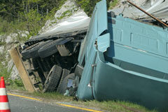 Mediación mercantil en los accidentes de tráfico Un camion volcado en la carretera