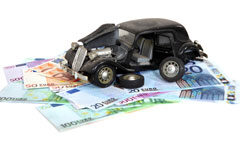 La bochornosa ‘subida’ del baremo de tráfico 2017 Coche accidentado sobre billetes de euros