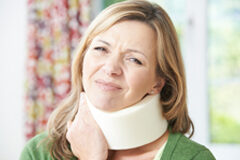 ¿Puede considerarse accidente de trabajo in itinere, la caída que sufre un trabajador en el porche de su casa cuando sale a coger su vehículo para acudir al trabajo? Una chica con un collarín