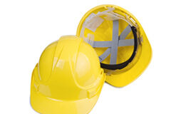 Accidentes laborales: baremo y descuento Dos cascos de protección