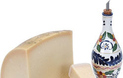 El Supremo anula una multa a SOS Aceitera junto a un poco de queso y un plato de aceitunas.