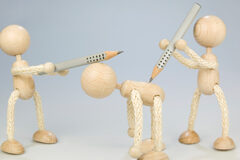 Responsabilidad penal del docente por acoso escolar Tres muñecos uno agachado y otro sobre él escribe con un lápiz y otro le amaneza con otro lápiz