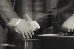 Notas acerca de los Acuerdos de intenciones o “Agreement Upon Cooperation” Dos personas que se van a dar la mano y una de ellas lleva un maletín