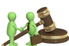 Asistencia letrada y representación procesal en la ejecución de laudos arbitrales Dos muñecos dándose la mano y por detrás una maza