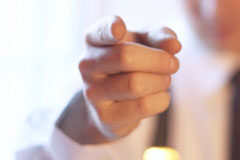 ¡Tomen medidas, administradores! Dedo acusando a alguien