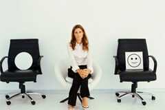 El administrador suplente Una chica sentada entre dos sillones