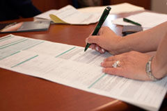 Facultades del administrador y recurso contencioso-administrativo Una mujer manejando unos documento.